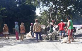 Warga Jamaah Masjid Al-Amin Plarung Membangun Halaman Masjid